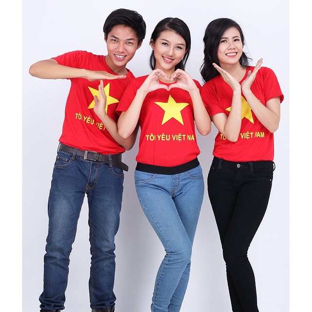 dòng chữ “Tôi yêu Việt Nam” đặt trên nền đỏ