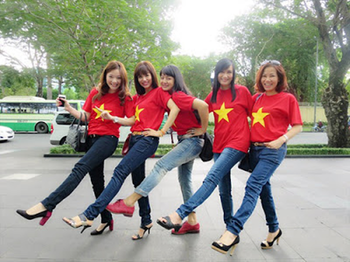 Áo cờ đỏ sao vàng cotton phù hợp với thời tiết Việt Nam