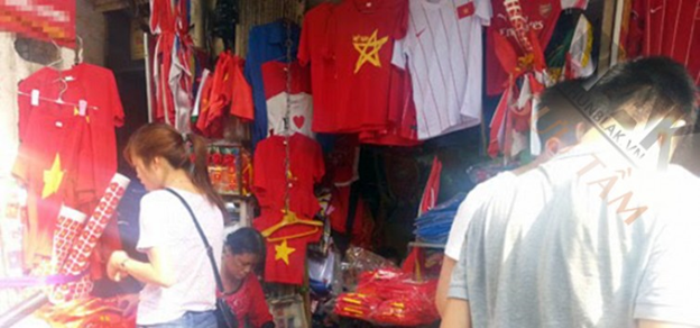 Các điểm bán áo phông cờ đỏ sao vàng ngày càng nhiều