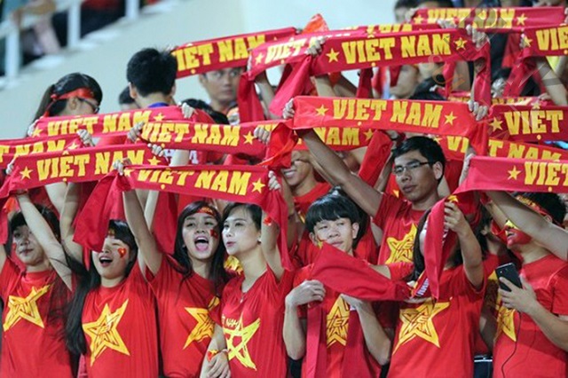Áo cổ vũ bóng đá Việt Nam thường thấy là áo cờ đỏ sao vàng