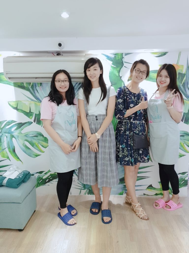 Mẫu đồng phục nhân viên tại A Nails Luxury Boutique - Hình 2