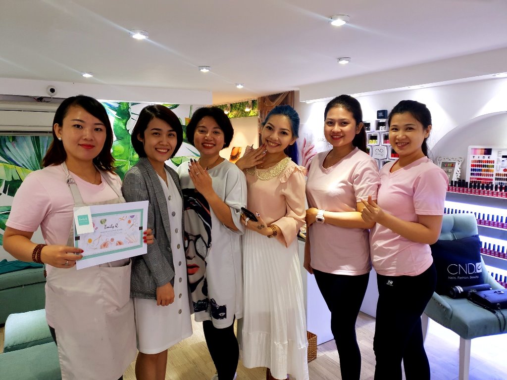 Mẫu đồng phục nhân viên tại A Nails Luxury Boutique - Hình 3