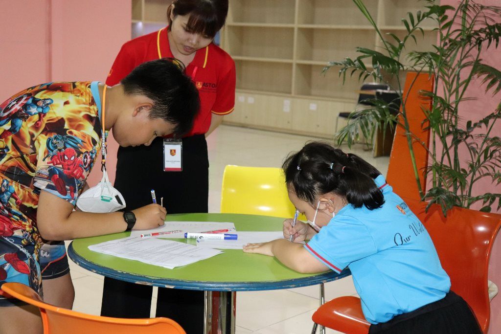 Mẫu đồng phục giáo viên tại trung tâm Anh ngữ Quốc tế Sài Gòn Aston - Hình 1