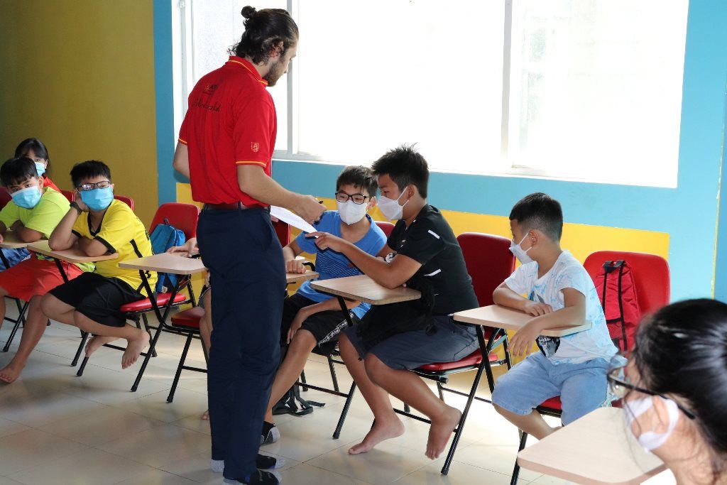 Mẫu đồng phục giáo viên tại trung tâm Anh ngữ Quốc tế Sài Gòn Aston - Hình 2