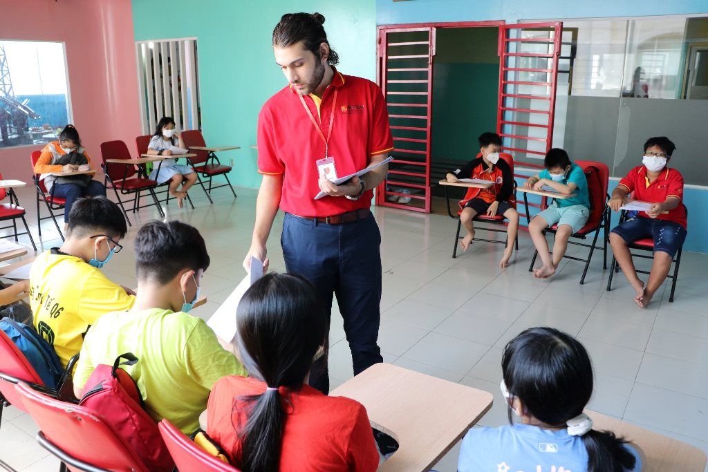 Mẫu đồng phục giáo viên tại trung tâm Anh ngữ Quốc tế Sài Gòn Aston - Hình 3