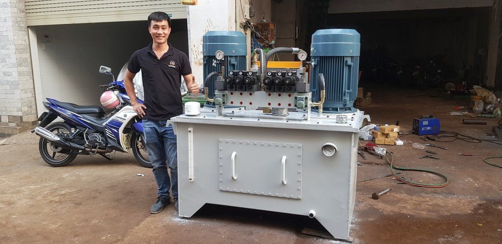 Mẫu đồng phục nhân viên công ty Công Nghiệp Hùng Quân - Hình 3