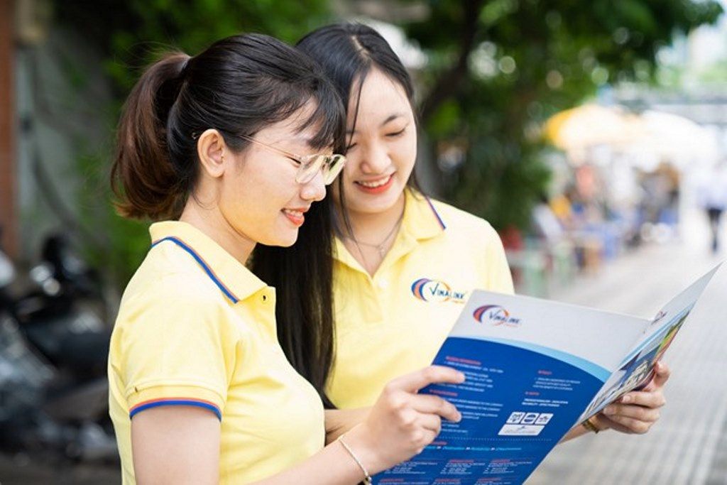 Mẫu đồng phục màu vàng cho nhân viên tại công ty Logistics Vinalink