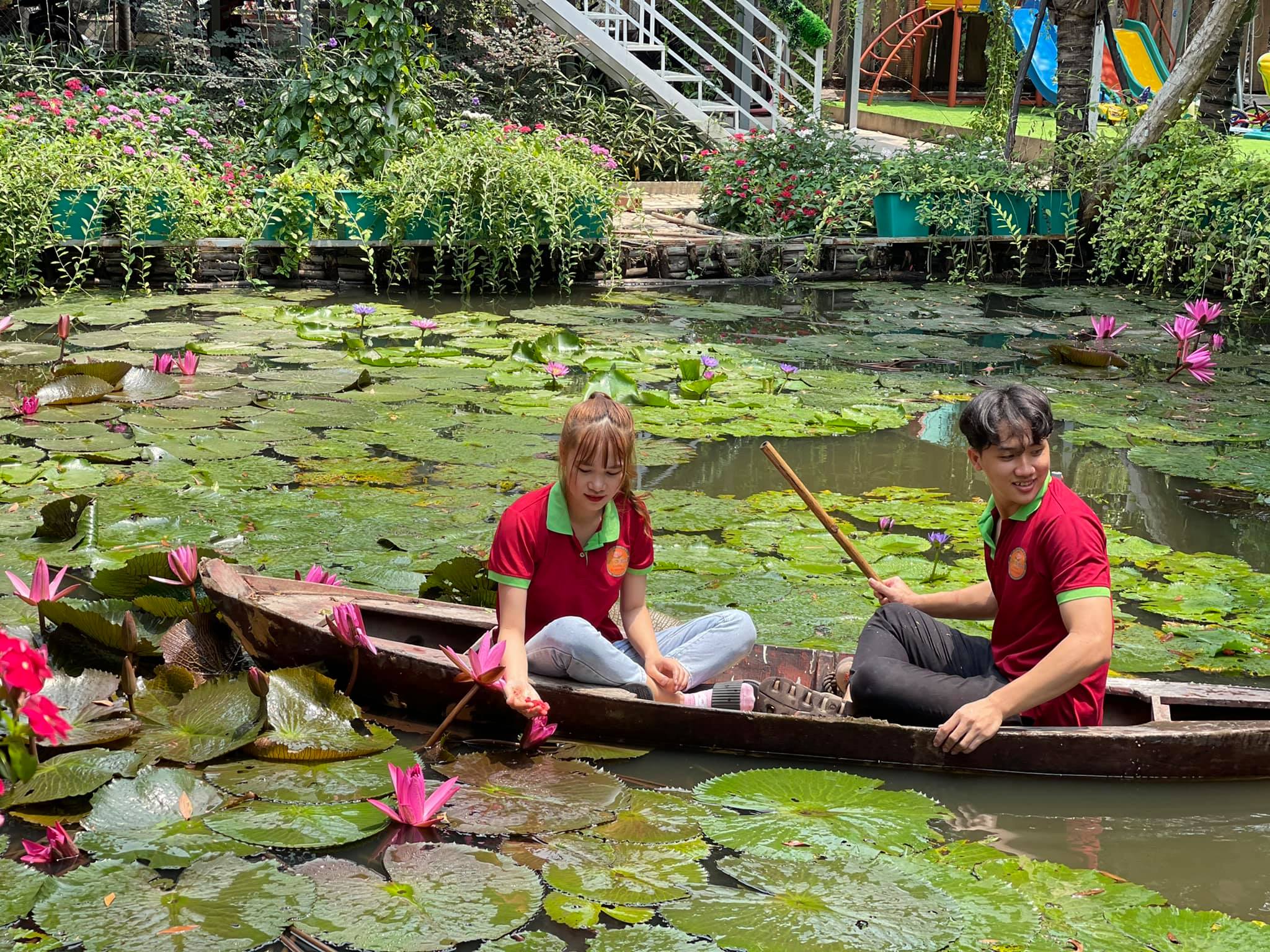 Nhân viên phục vụ tại Hoa Cà Farm - Hình 2