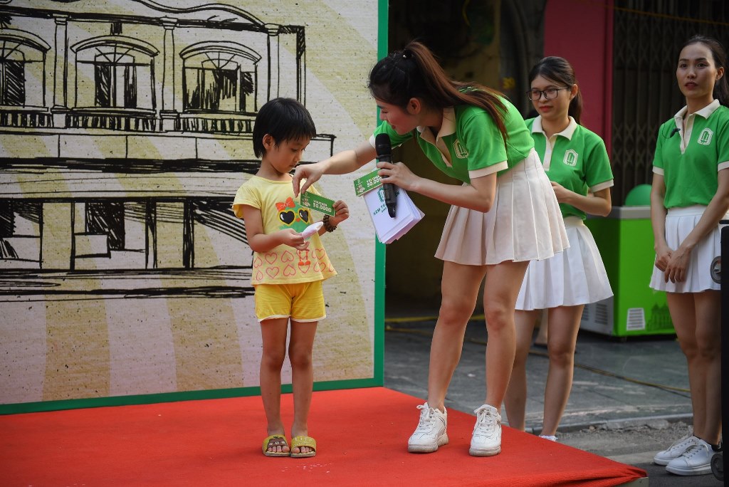 Mẫu áo đồng phục nhân viên tại quán Kem Tràng Tiền - Hình 3