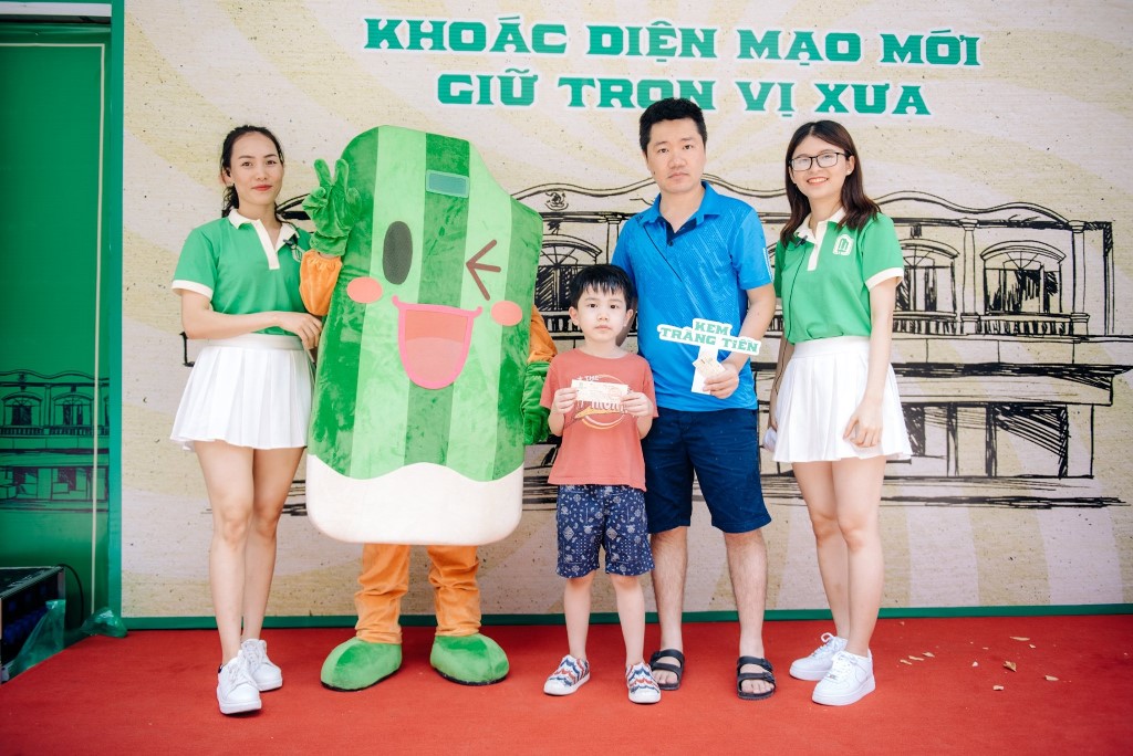 Mẫu áo đồng phục nhân viên tại quán Kem Tràng Tiền - Hình 1