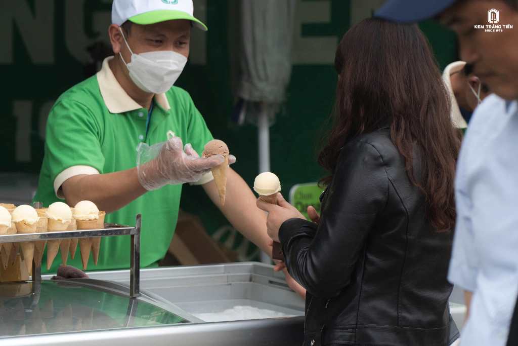 Mẫu áo đồng phục nhân viên tại quán Kem Tràng Tiền - Hình2