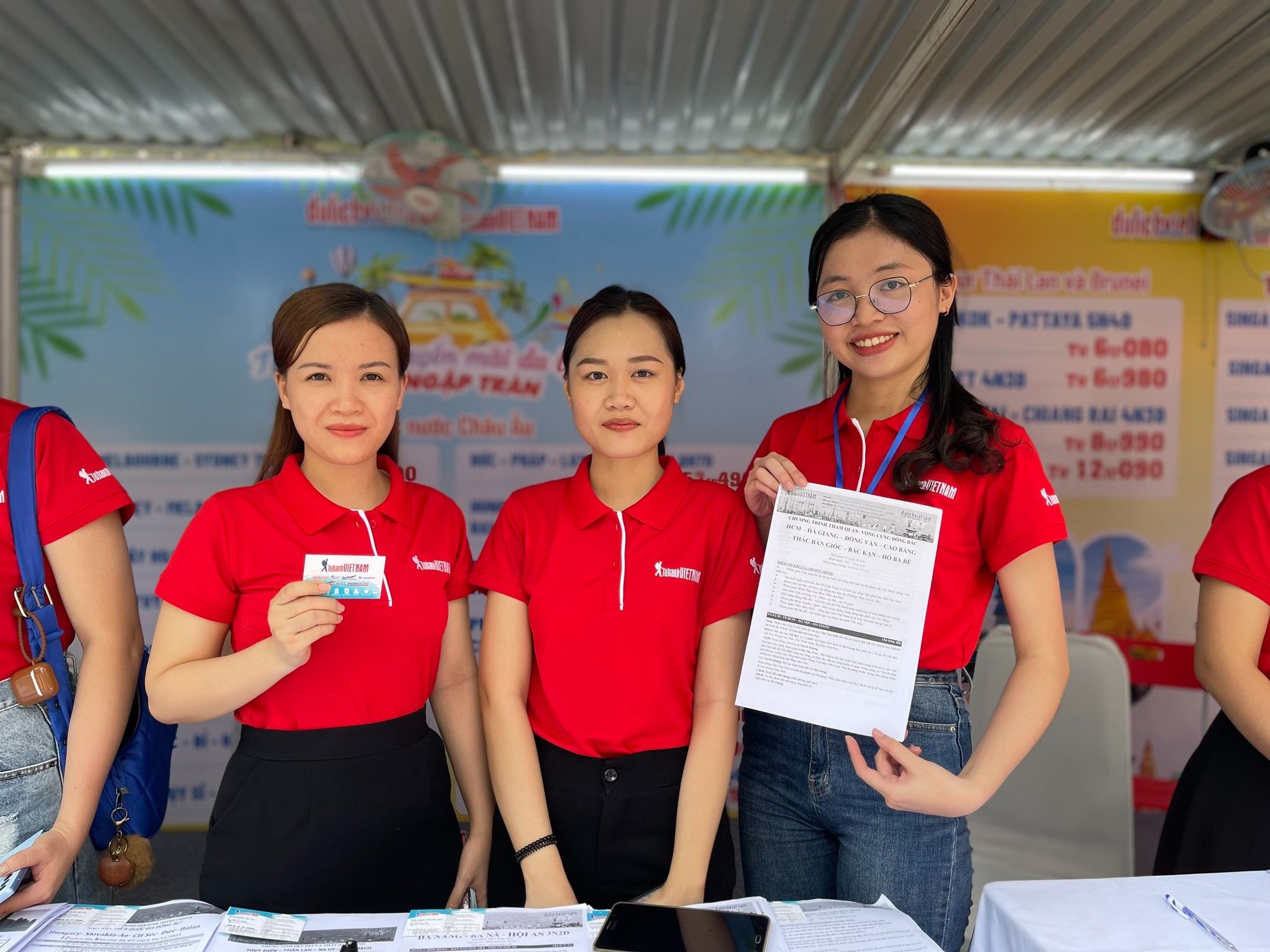 Đồng phục nhân viên tại Công ty Lữ Hành Việt - Du Lịch Việt Nam - Hình 1