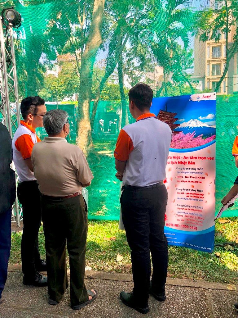 Mẫu đồng phục nhân viên công ty Lửa Việt Tours - Hình 2