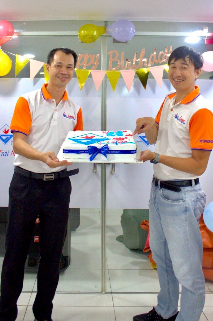 Mẫu đồng phục nhân viên công ty Lửa Việt Tours - Hình 1