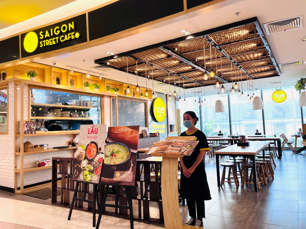 Nhân viên tại Ngõ - Saigon Street Cafe - Hình 2