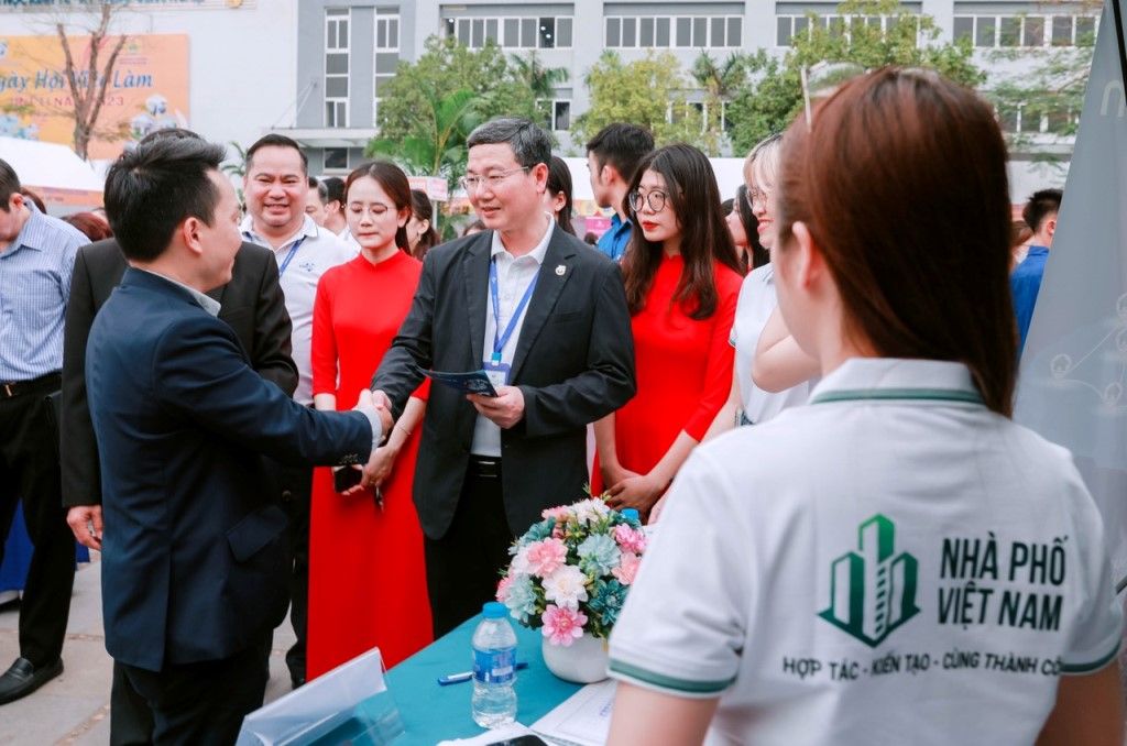 Mẫu đồng phục nhân viên công ty Nhà Phố Việt Nam - Hình 3