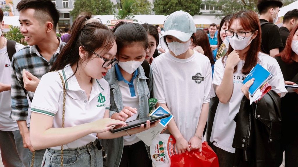 Mẫu đồng phục nhân viên công ty Nhà Phố Việt Nam - Hình 1