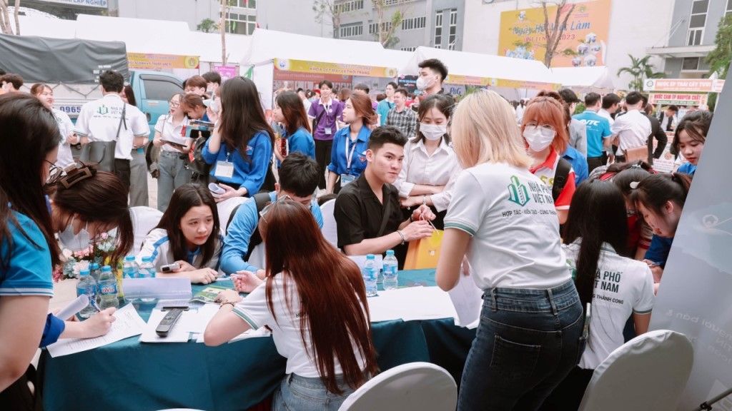 Mẫu đồng phục nhân viên công ty Nhà Phố Việt Nam - Hình 2