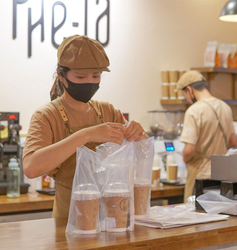 Mẫu đồng phục nhân viên tại quán Phê La - Hình 2