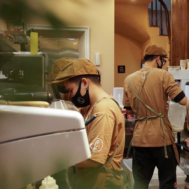 Mẫu đồng phục nhân viên tại quán Phê La - Hình 1