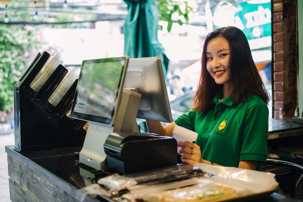 Nhân viên tại tiệm trà chanh Layla - Hình 2