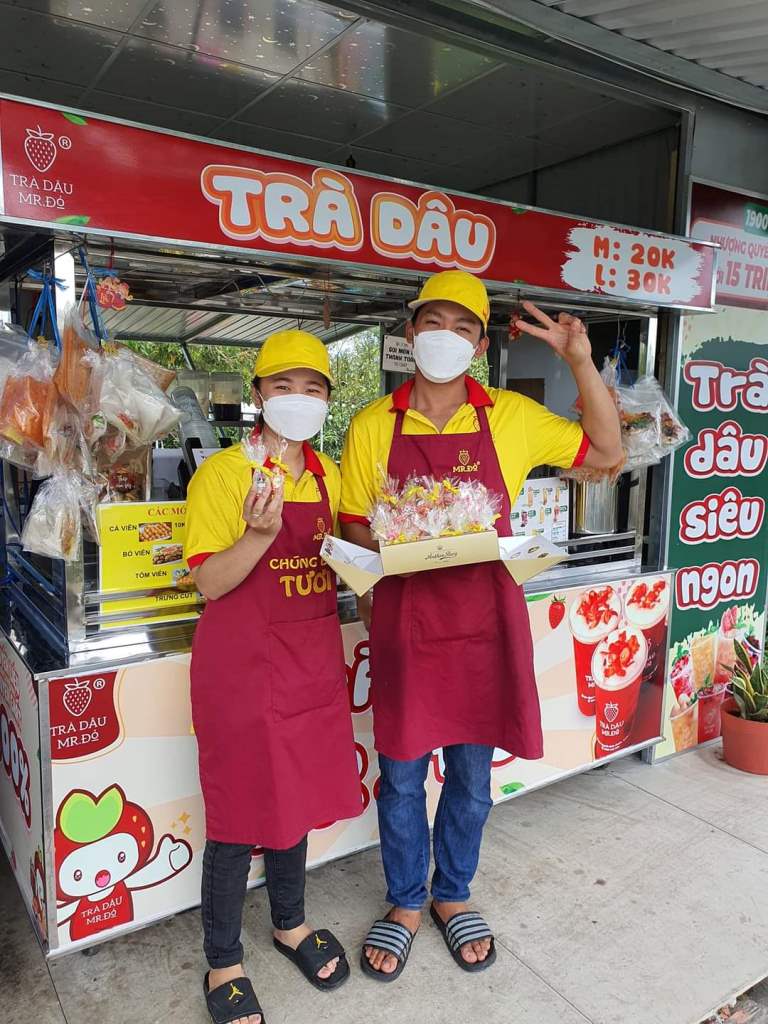 Nhân viên tại quán trà dâu Mr. Đỏ - Hình 5