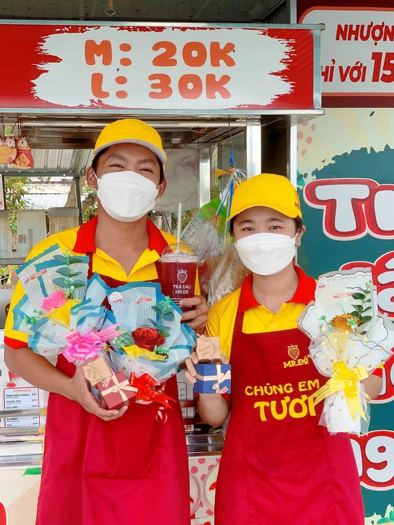 Nhân viên tại quán trà dâu Mr. Đỏ - Hình 4