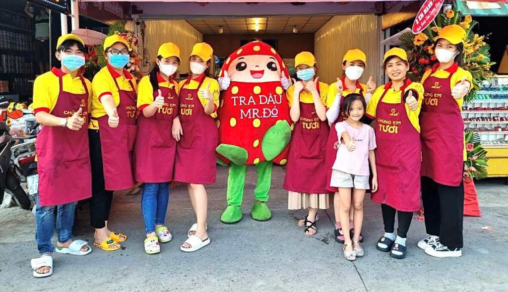 Nhân viên tại quán trà dâu Mr. Đỏ - Hình 1