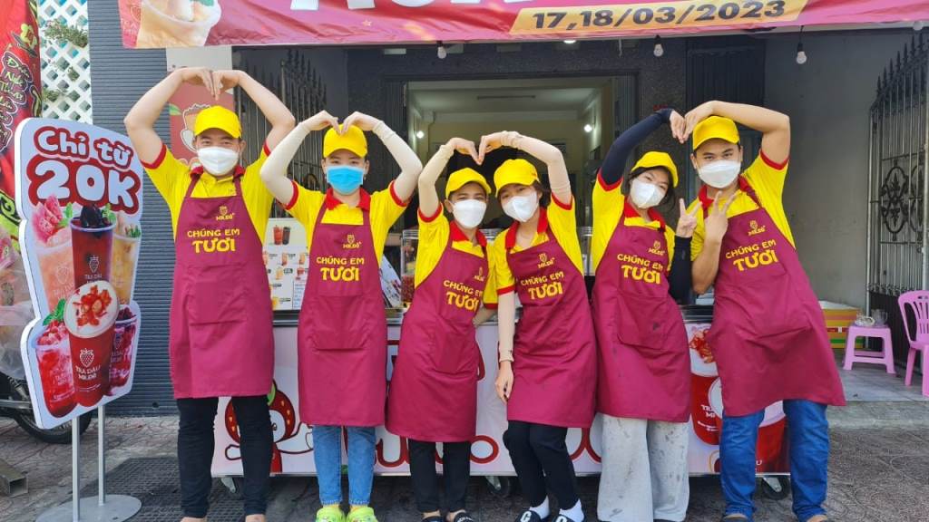 Nhân viên tại quán trà dâu Mr. Đỏ - Hình 2