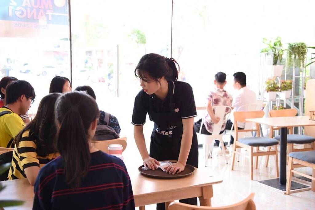 Mẫu đồng phục của nhân viên tại cửa hàng trà sữa LeeTee - Hình 3