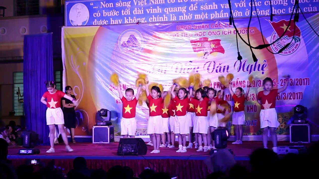 Học sinh mặc áo lá cờ biểu diễn văn nghệ