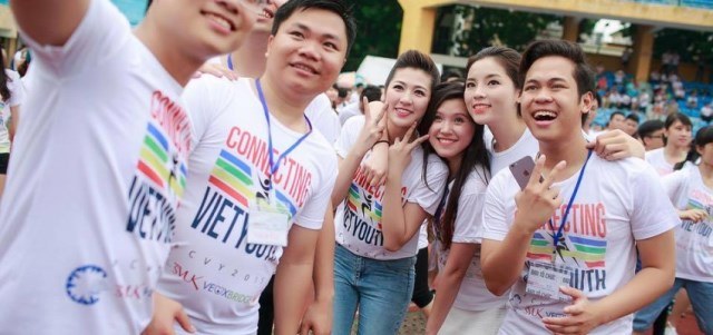 Mọi phong cách đều có thể thử với chiếc áo nhóm giá rẻ