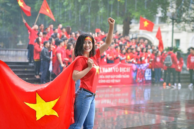 Áo phông in cờ Việt Nam như là một sản phẩm quốc phục