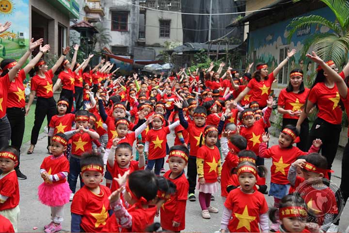 Áo phông cờ Việt Nam bé: Món quà hoàn hảo cho các em nhỏ của chúng ta! Áo phông cờ Việt Nam mới nhất cho bé được thiết kế đơn giản nhưng vô cùng độc đáo. Chất liệu cotton mềm mại và thoáng mát, đảm bảo sự thoải mái và dễ chịu cho các em trong mọi hoạt động của mình.