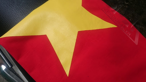 Kỹ thuật in trên áo phông cờ Việt Nam cho bé hiện đang sử dụng là in lụa cao cấ