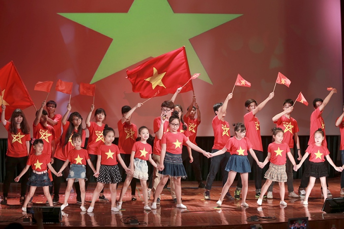 Áo phông cờ Việt Nam cho bé - Sắp tới ngày Quốc khánh, bạn muốn tìm kiếm chiếc áo cờ Việt Nam để mặc cùng gia đình? Vào đây để lựa chọn cho con mình một chiếc áo phông cờ Việt Nam đẹp và thời trang, với chất liệu thoáng khí, co giãn tốt, tạo cảm giác thoải mái cho bé khi mặc.