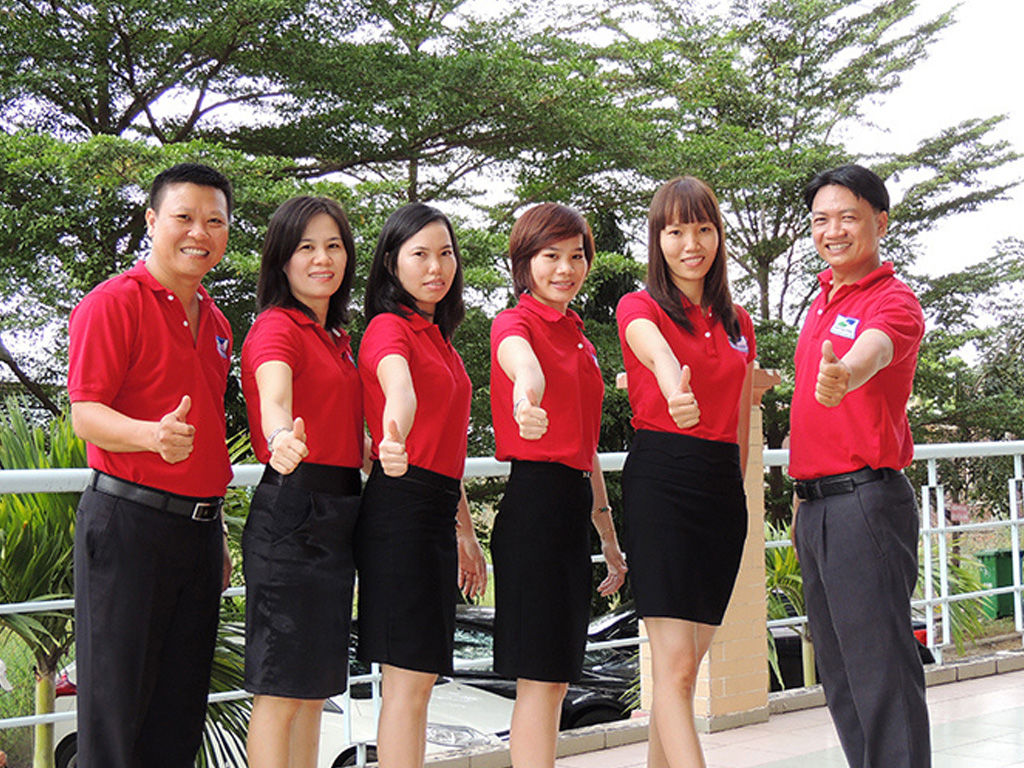 Chiếc áo phông đồng phục thể hiện được tính chất công việc 