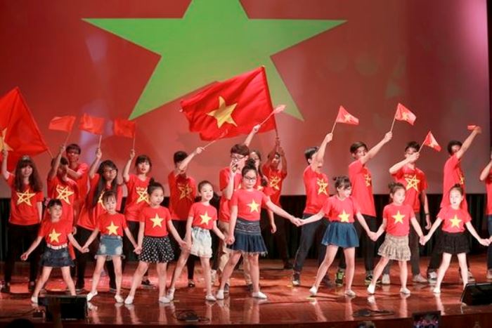 Rất nhiều khách hàng sử dụng áo phông cờ đỏ sao vàng