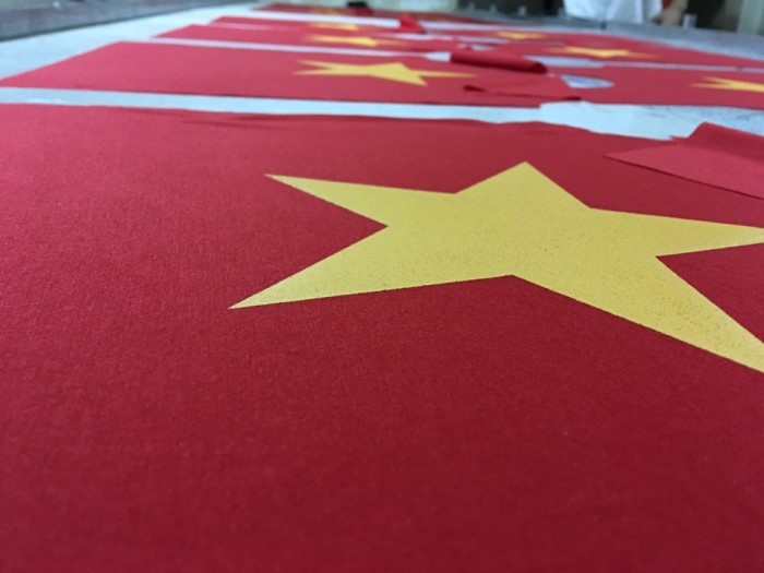 In lụa cờ đỏ sao vàng