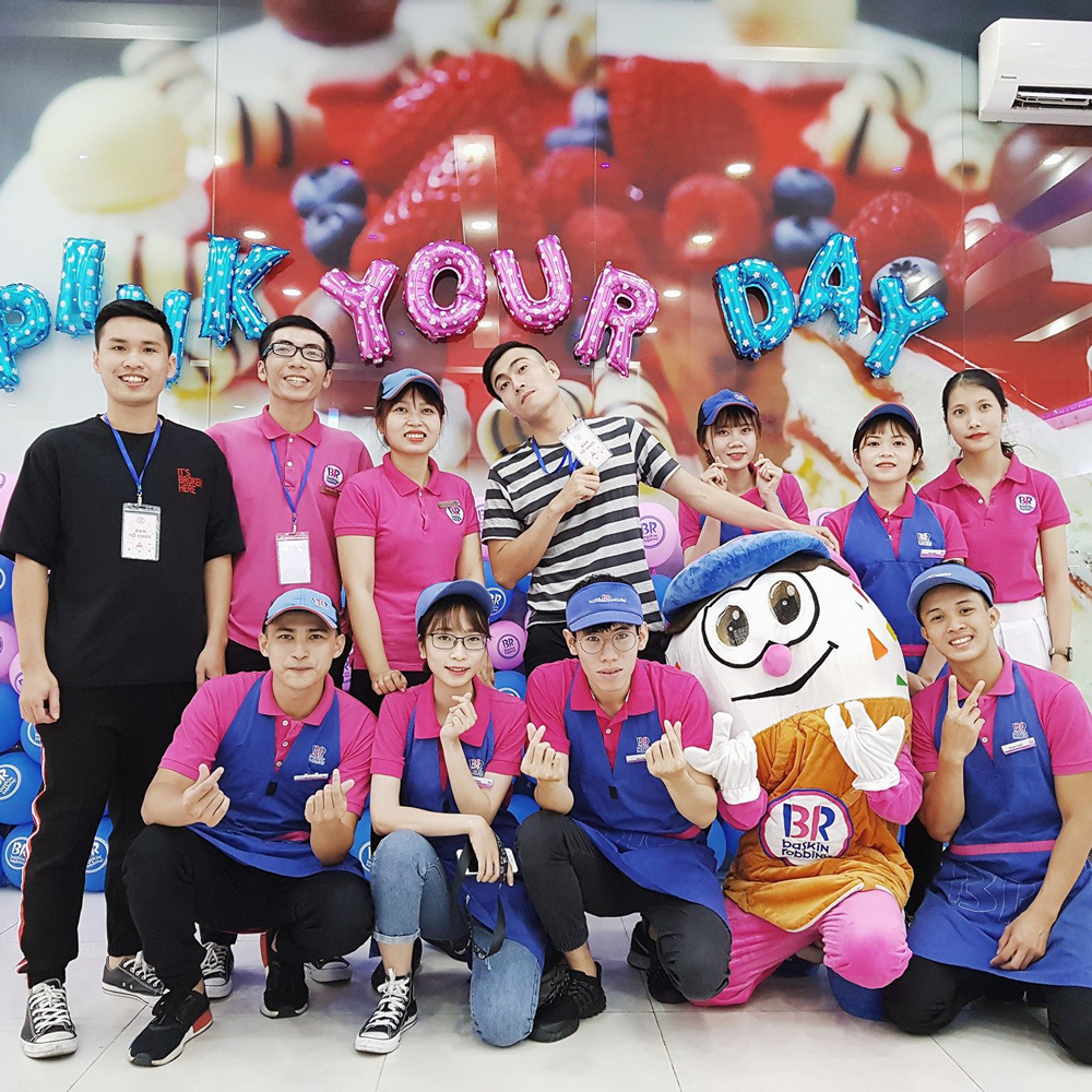 Nhân viên tại cửa hàng Baskin Robbins