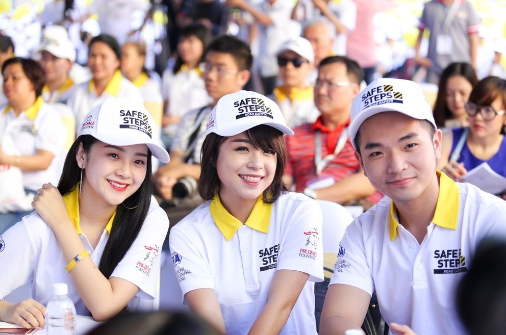 Mọi người đều trở nên đẹp hơn với áo thun đồng phục có cổ