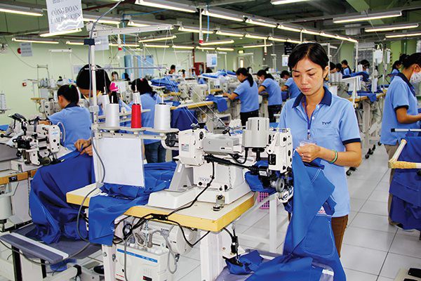 Áo thun đồng phục công nhân được sản xuất ngày càng nhiều