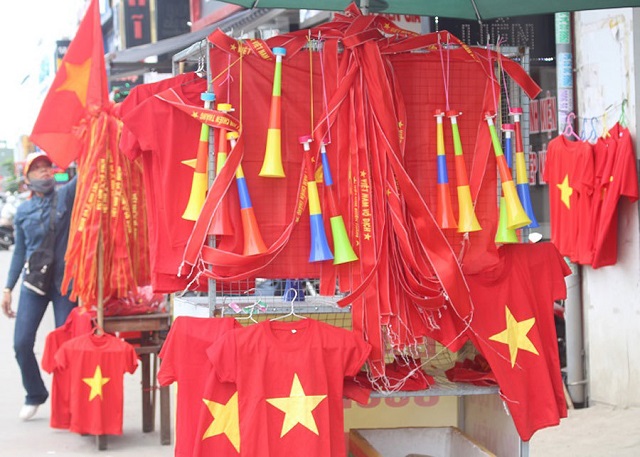 Thông thường áo cờ Việt Nam sẽ được bán tại các quầy văn phòng phẩm hay có những con đường chuyên cung cấp áo cờ