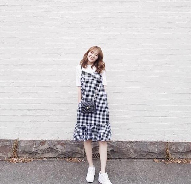 Áo thun trắng trơn kết hợp váy yếm tạo phong cách thời trang trẻ trung