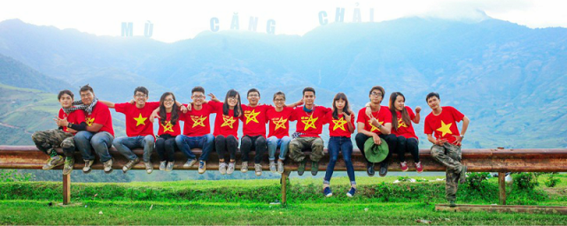 Những mẫu áo thông dụng khi du lịch tại Việt Nam hiện nay như áo cờ đỏ sao vàng