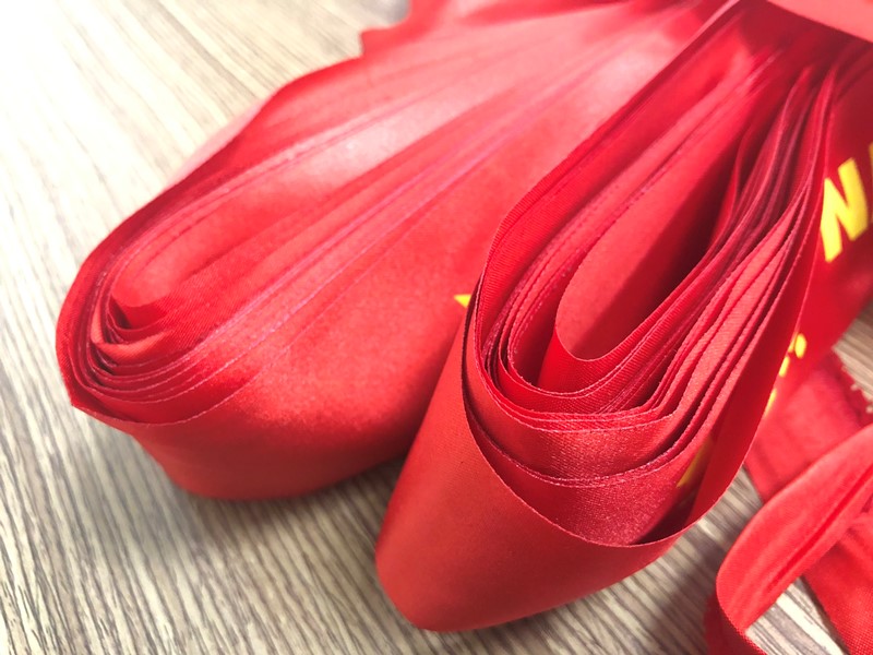 Dùng kéo cắt nhiệt để cắt băng rôn cổ động là biện pháp tuyệt vời để có băng rôn đẹp