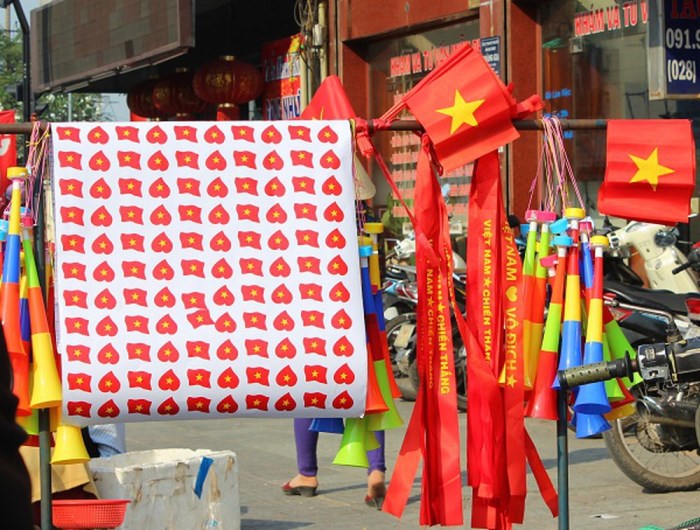 Băng rôn cổ vũ- vật dụng không thể thiếu trong mùa bóng đá