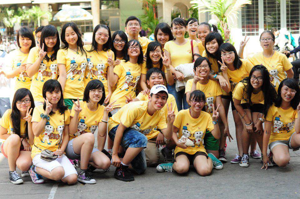 Lựa chọn gam màu tươi sáng khi may áo thun đồng phục lớp