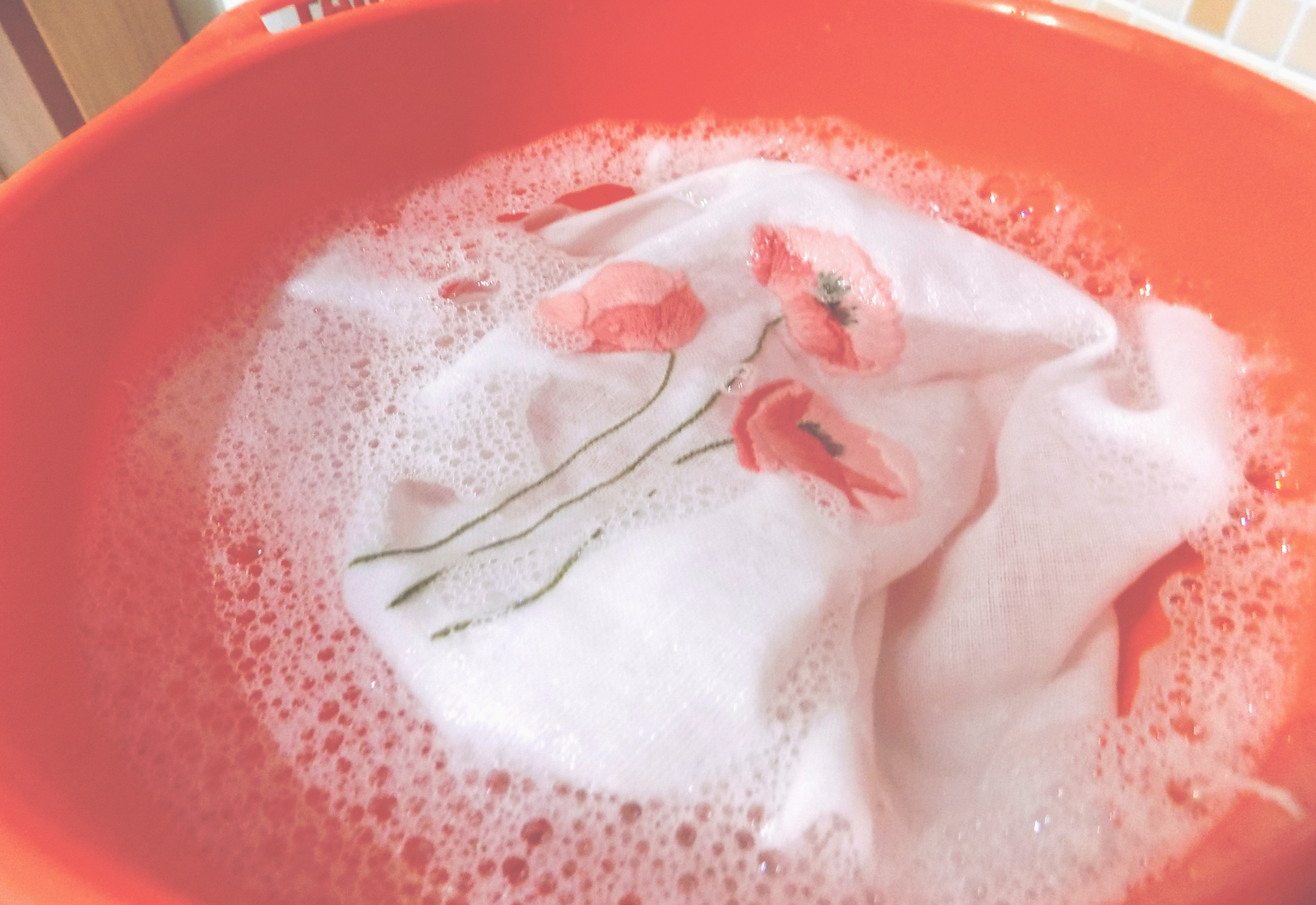 Cách giặt tranh thêu tay an toàn nhất