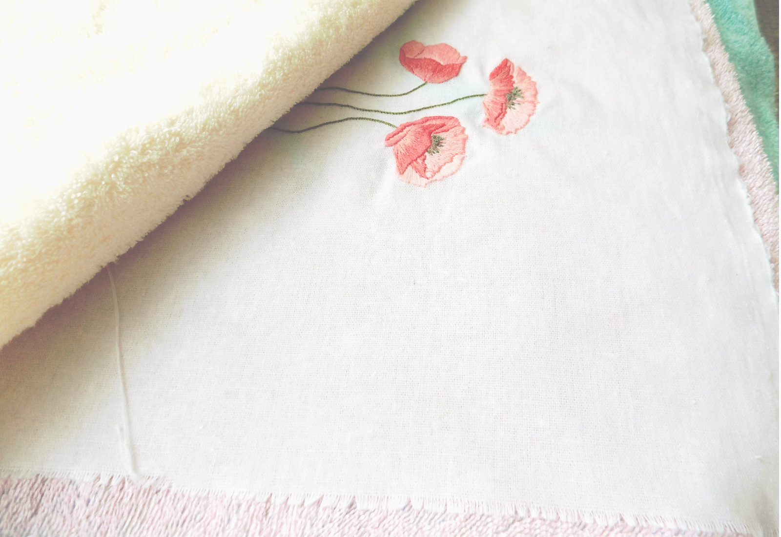 Cách giặt tranh thêu tay nhanh và cẩn thận nhất